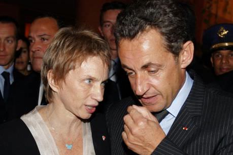 http://www.gollnisch.com/wp-content/uploads/2011/09/laurence-parisot-presidente-du-medef-avec-nicolas-sarkozy.jpg