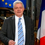 bruno-gollnisch-drapeau-europeen-et-francais